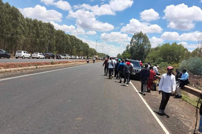 Kenyans gather along Eastern Bypass which borders Kenyatta family farm, Northlands