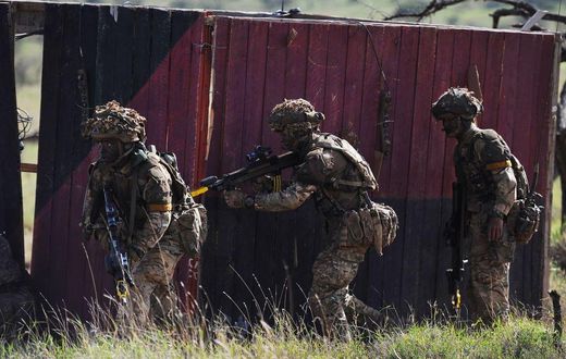 Soldiers take up position as they take part in a simulated military exercise of the British Army Training Unit in Kenya (BATUK) together with the Kenya Defence Forces (KDF) at the ol-Daiga ranch, high on Kenya's Laikipia plateau on March 27, 2018. (TON...