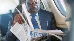 Raila Odinga reading a newspaper [Photo: Hon Didmus Barasa/Twitter]