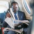 Raila Odinga reading a newspaper [Photo: Hon Didmus Barasa/Twitter]