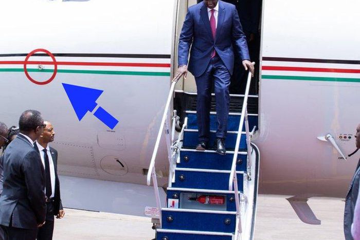 Presidedent William Ruto disembarking from the official presidential jet