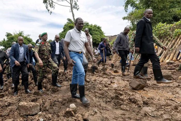 President William Ruto in Mathare to assess flood situation at the area on May 6, 2024