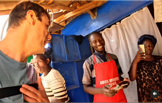 YouTuber Kino in Kibera Kibandaski