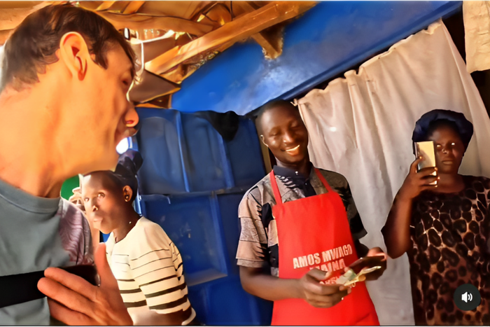 YouTuber Kino in Kibera Kibandaski