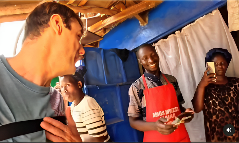 YouTuber Kino in Kibera Kibandaski