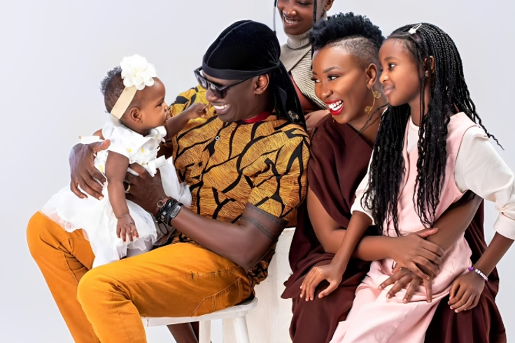Nameless, Wahu and their three children