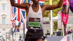 Kenya's Amos Kipruto celebrates after winning the men s elite race at the 2022 London Marathon in London, Britain on October 2, 2022.