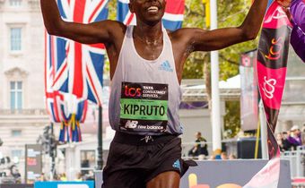Kenya's Amos Kipruto celebrates after winning the men s elite race at the 2022 London Marathon in London, Britain on October 2, 2022.
