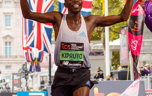 Kenya's Amos Kipruto celebrates after winning the men s elite race at the 2022 London Marathon in London, Britain on October 2, 2022.