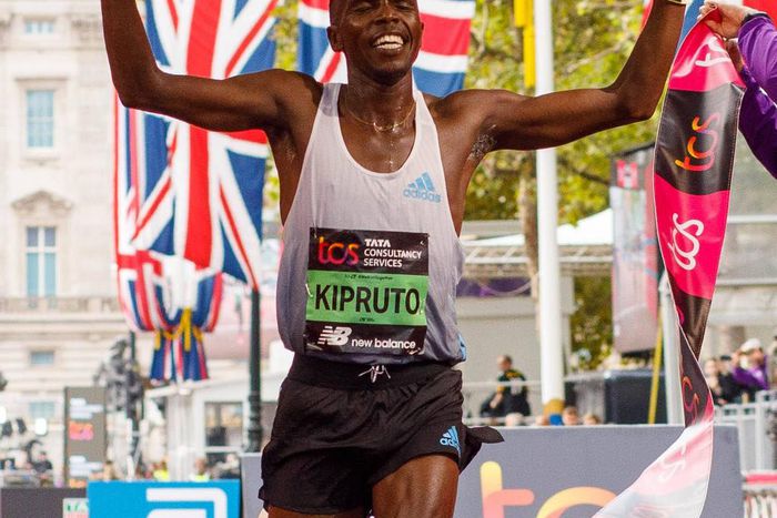 Kenya's Amos Kipruto celebrates after winning the men s elite race at the 2022 London Marathon in London, Britain on October 2, 2022.