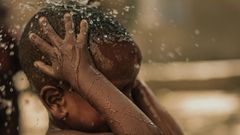 A child taking a bath [Image: Gpop Yef]