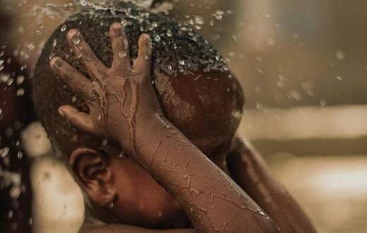 A child taking a bath [Image: Gpop Yef]