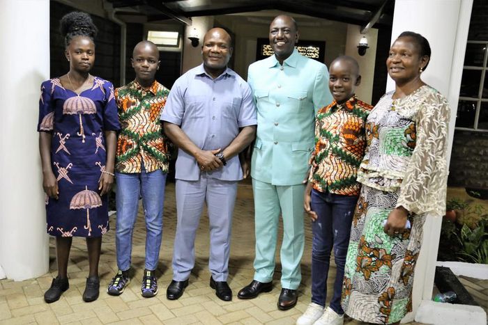 Kakamega Governor Fernandes Barasa and his family pose for a photo with President William Ruto