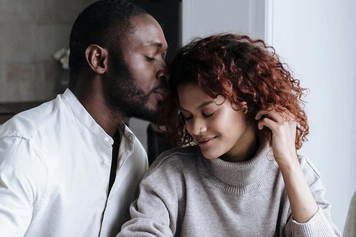 An affectionate couple [Image credit: Ron Lach]