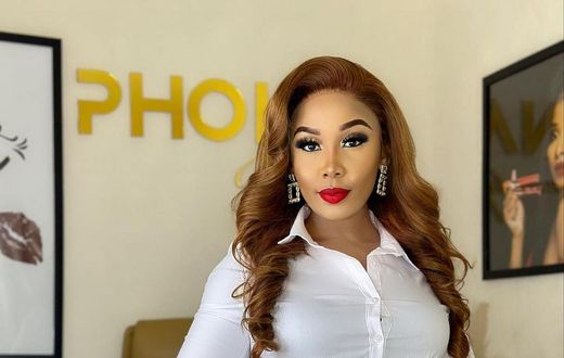 Make up artist Phoina Collection