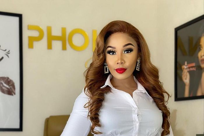 Make up artist Phoina Collection