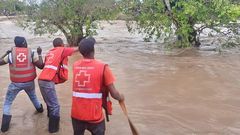 Kenya Red Cross Rescue Team in action, rescuing Sultan Hamud residents swept away by floods on April 26, 2024. [Courtesy]