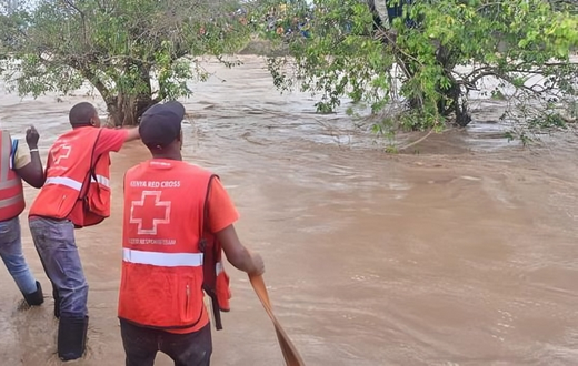 Kenya Red Cross Rescue Team in action, rescuing Sultan Hamud residents swept away by floods on April 26, 2024. [Courtesy]