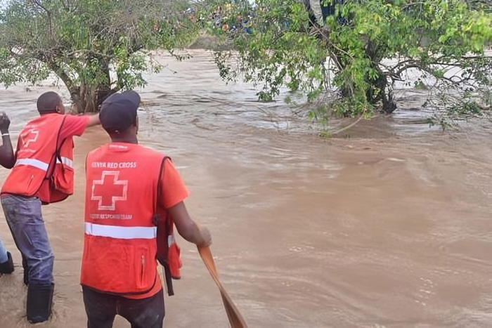 Kenya Red Cross Rescue Team in action, rescuing Sultan Hamud residents swept away by floods on April 26, 2024. [Courtesy]