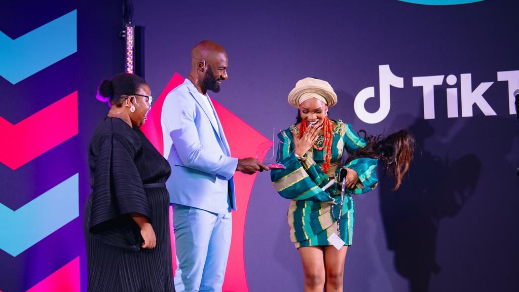 Dennis Ombachi (TikTok Top Creator overall winner 2022) handing award to  iremide (Nigeria) Lifestyle and Education Creator of the Year in Sub-Saharan Africa