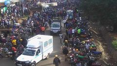 A crowd at the scene of the tragic accident along the Migori-Isebania road on Saturday, April 08.