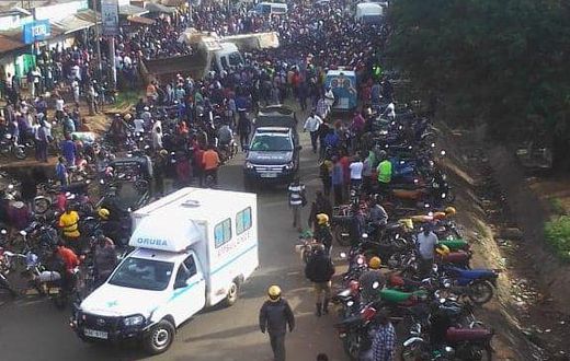 A crowd at the scene of the tragic accident along the Migori-Isebania road on Saturday, April 08.