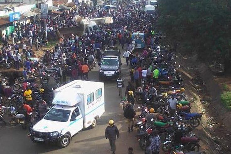 A crowd at the scene of the tragic accident along the Migori-Isebania road on Saturday, April 08.