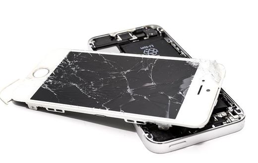 A broken phone screen - 4 best ways to protect your mobile screen from breaking