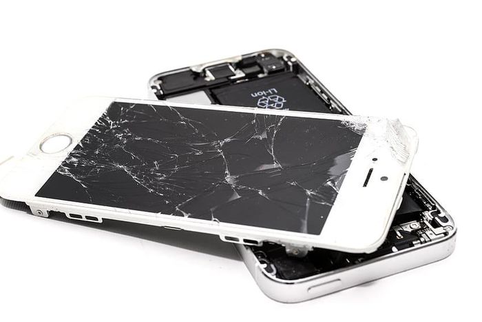 A broken phone screen - 4 best ways to protect your mobile screen from breaking