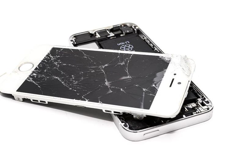 A broken phone screen - 4 best ways to protect your mobile screen from breaking