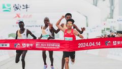 He Jie winning the Beijing Half Marathon. (Image source: Weibo)