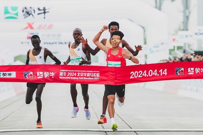 He Jie winning the Beijing Half Marathon. (Image source: Weibo)