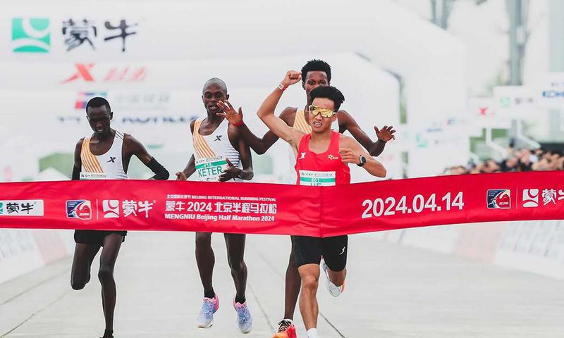 He Jie winning the Beijing Half Marathon. (Image source: Weibo)