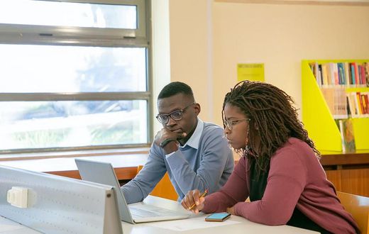 Students preparing a presentation for studies in a classroom [Image: Kampus Production]