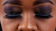 False eyelashes are never easy to remove [Freepik]