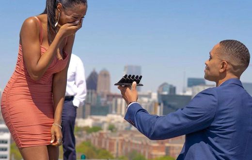 Man proposing to a woman