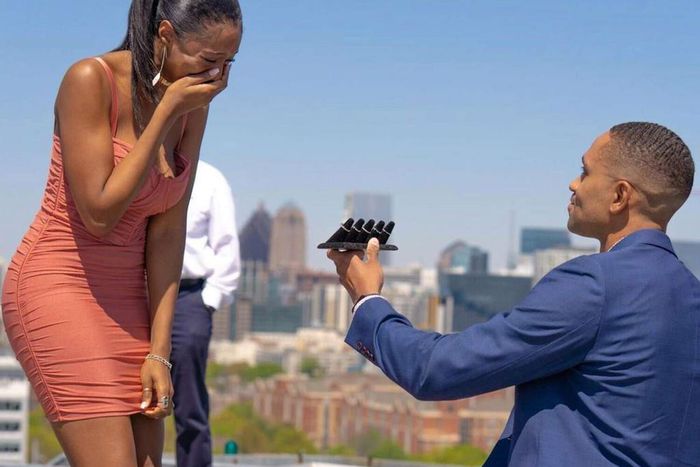 Man proposing to a woman