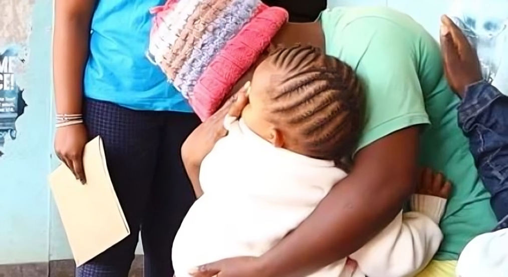 Beth Waithera embraces her baby [Citizen Digital]
