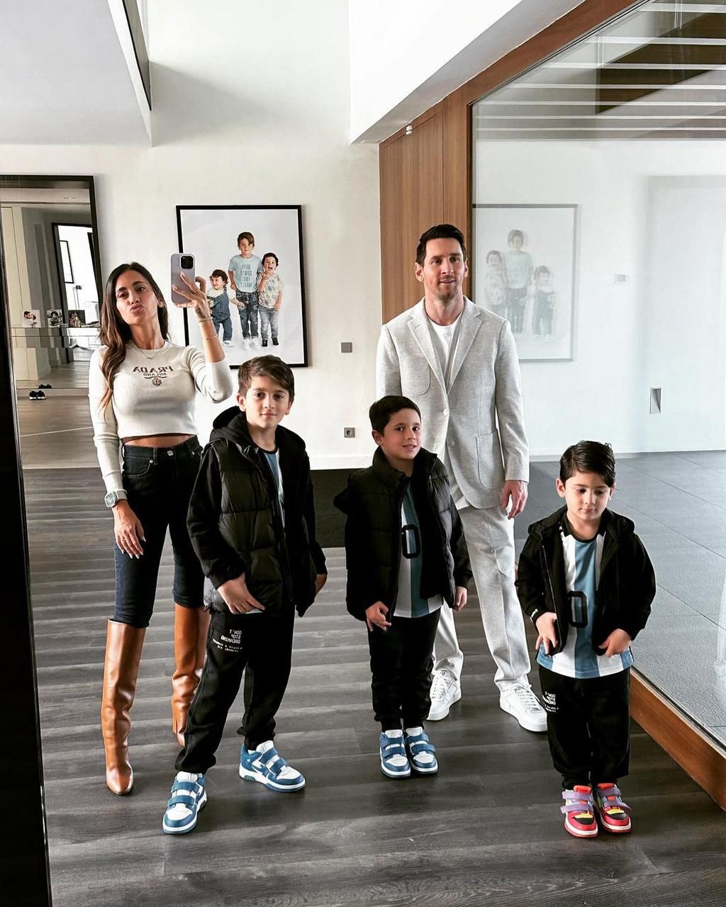 Lionel Messi and his family [Instagram]