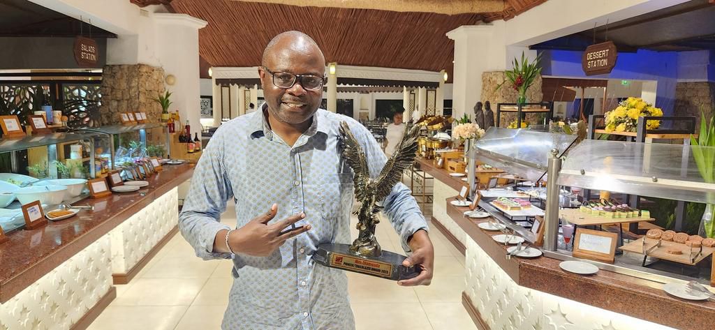 Kenya Editors Guild fetes veteran journalist Alex Chamwada with the Pioneer/Trailblazer award