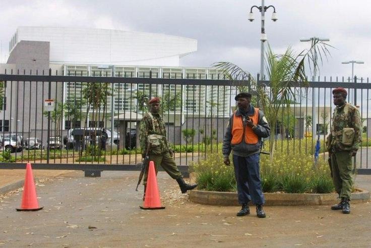 Kenyan security forces guard the US embassy in Nairobi. New Kenyan notes not accepted at US Embassy, alert for Visa applicants
