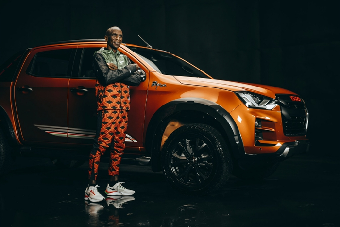 Eliud Kipchoge poses with the Eliud Kipchoge 1:59 Limited Edition Isuzu D-Max