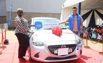 Winnie Dorah, the grand prize winner of a brand-new Mazda Demio in TECNO Kenya & Christmas Fiesta campaign, receives the car keys from Scott Liu, TECNO Kenya Country Manager,
during the official handover ceremony at Garden City Mall, Nairobi.