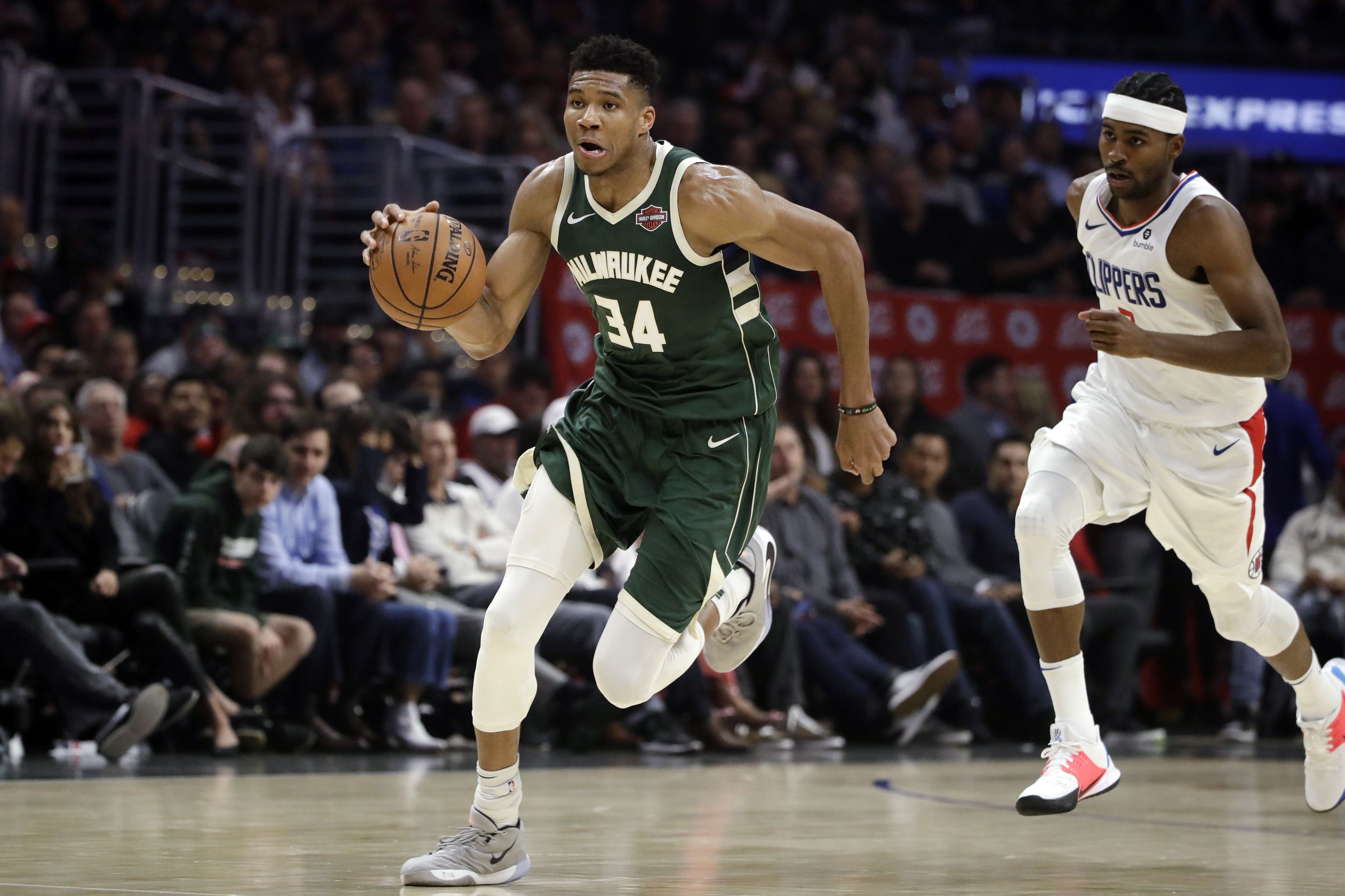 Antetokounmpo scores 54 points, Bucks beat Clippers 106-105