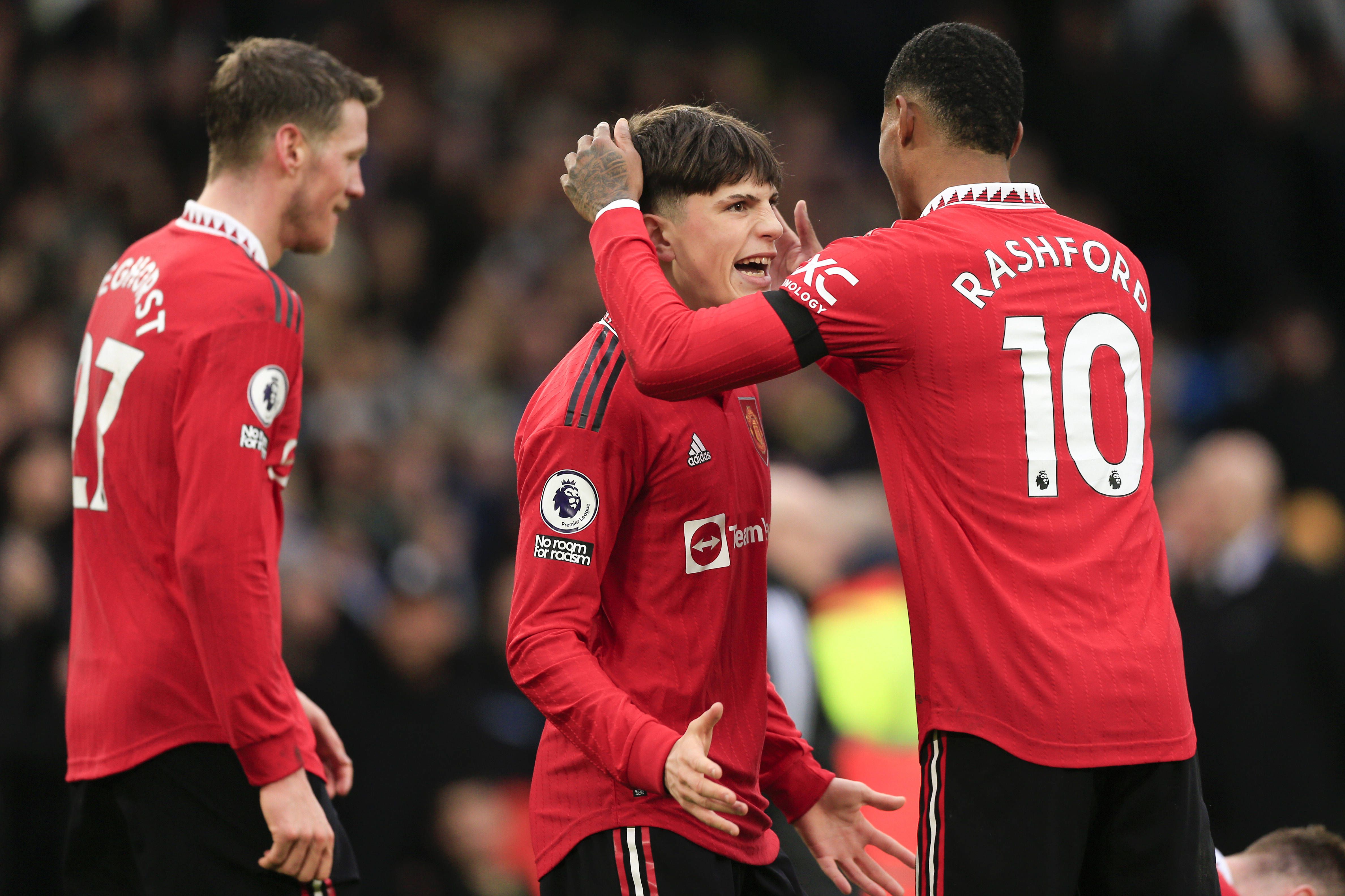 Bruno Fernandes nets stunning free kick as Manchester United blitz