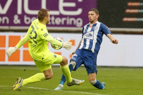 Club s goalkeeper Simon Mignolet and Gent s Hugo Cuypers fight for the ball during a soccer match between KAA Gent and Club Brugge, Sunday 06 November 2022 in Gent, on day 16 of the 2022-2023