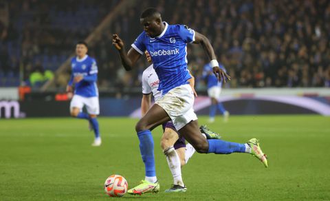 Genk s Paul Onuachu fights for the ball during a soccer game between KRC Genk and RSC Anderlecht, Wednesday 21 December 2022 in Genk, a 1/8 final game in the Croky Cup Belgian cup competition.