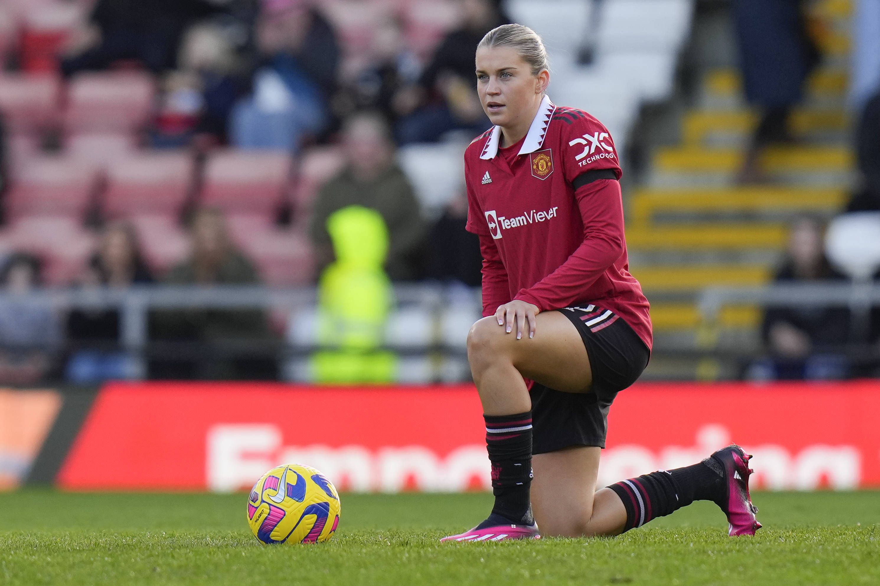 Alessia Russo: Man Utd are flying in the Women's Super League - so why is  their star striker reluctant to stay?, Football News